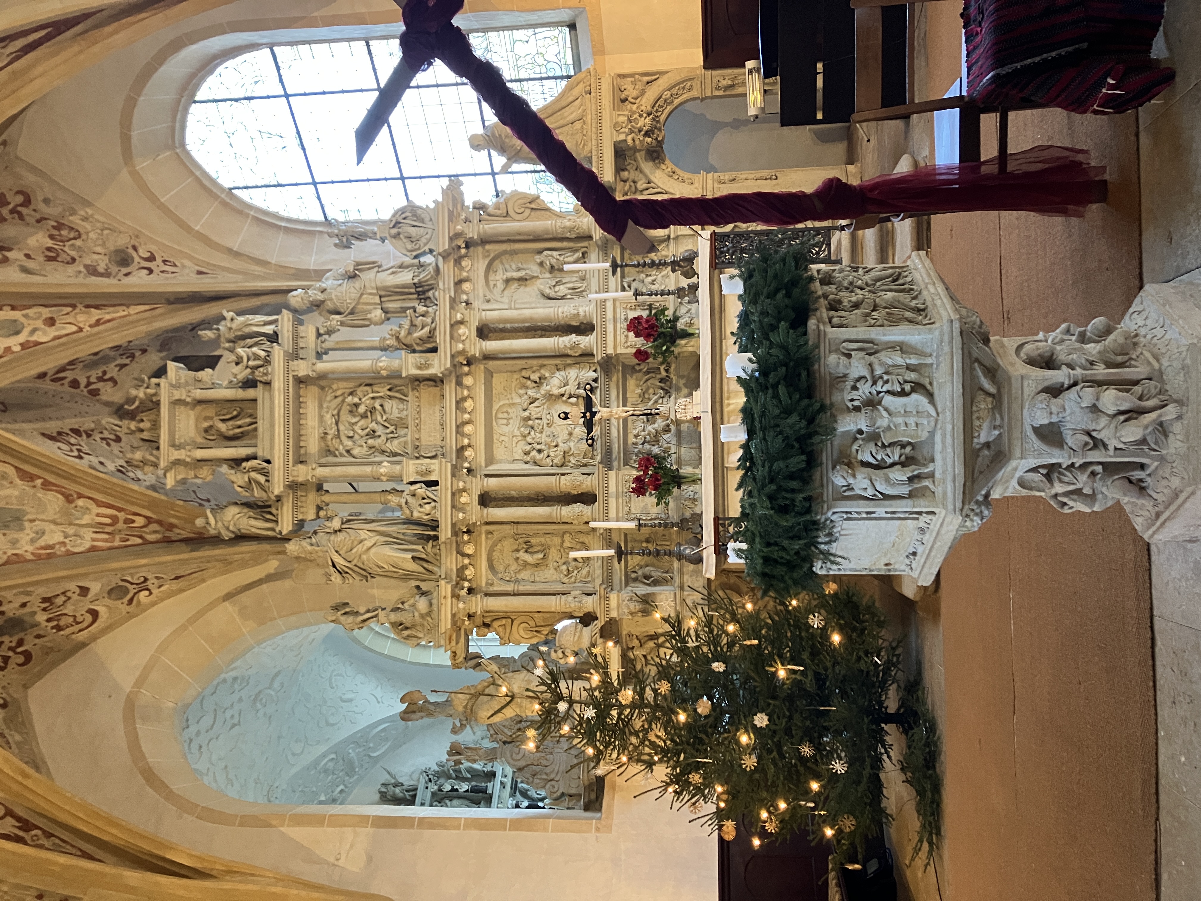 Altar und Taufbecken