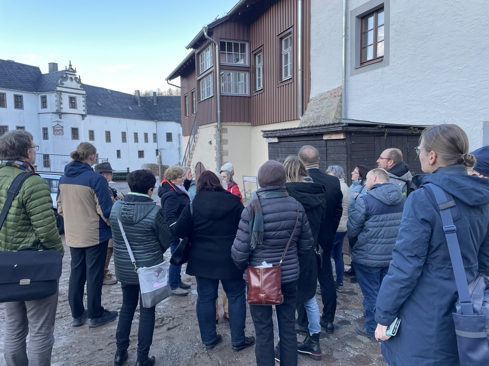 Menschen im Schlosshof von Lauenstein