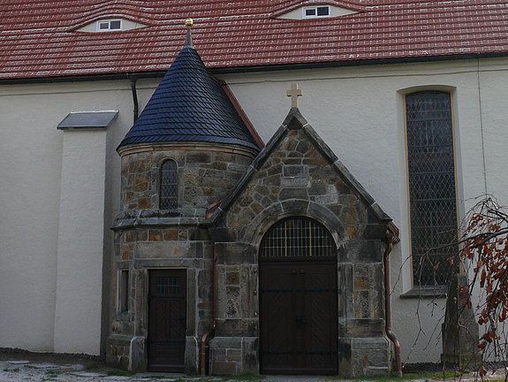 sanierter Eingang der Kirche Ruppendorf