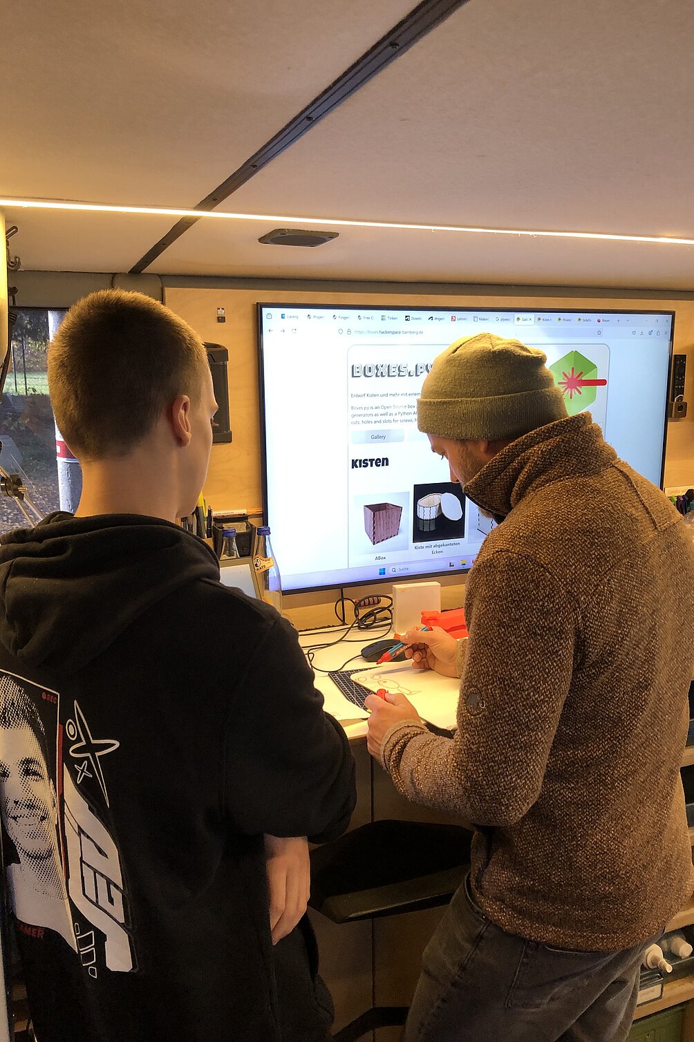 zwei Personen im Fabmobil