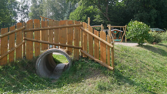 Kletterrohr auf Spielplatz