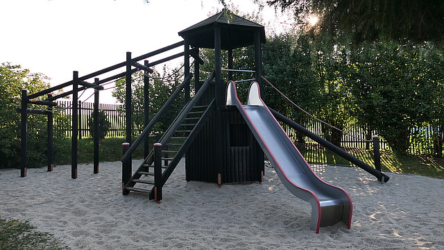Spielgeräte auf Spielplatz