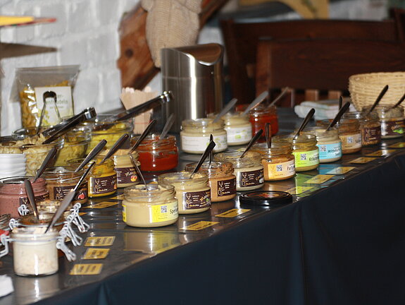 verschiedene Gläser mit Aufstrichen