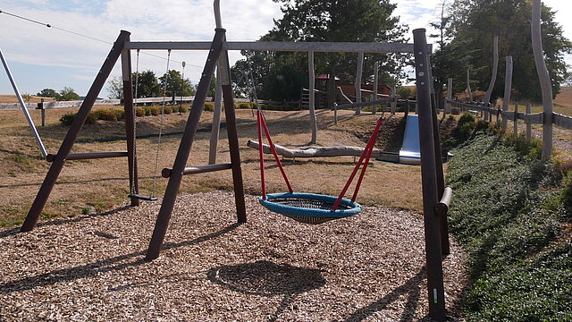 Korbrutsche auf Spielplatz