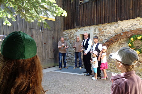 mehrere Personen, die einem Vortragenden zuhören