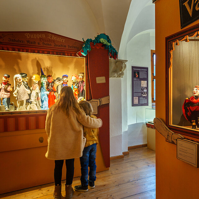 Ausstellung von Puppen.