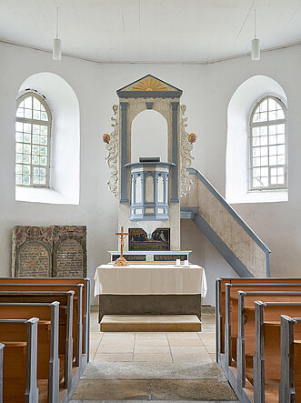 Blick auf Altar in Friedhofskapelle Frauenstein