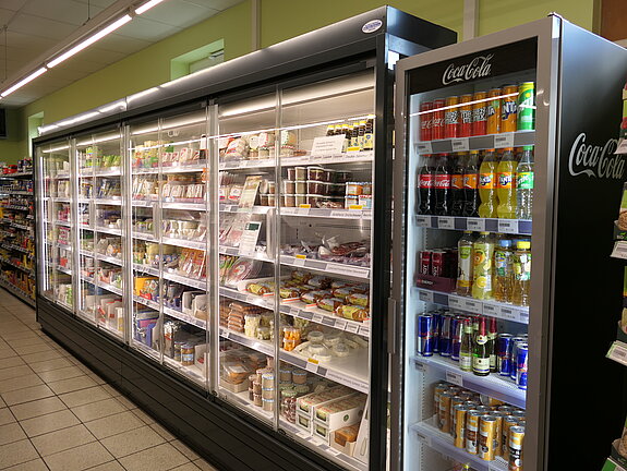 Kühlregal mit Lebensmitteln