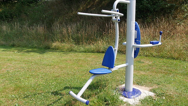 Fitnessgerät auf Wiese