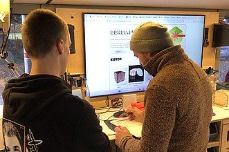 zwei Personen im Fabmobil